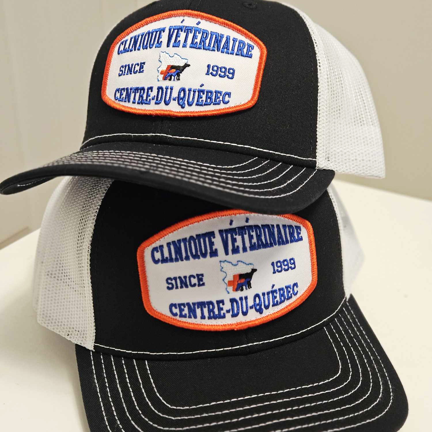 Écussons brodés sur casquettes