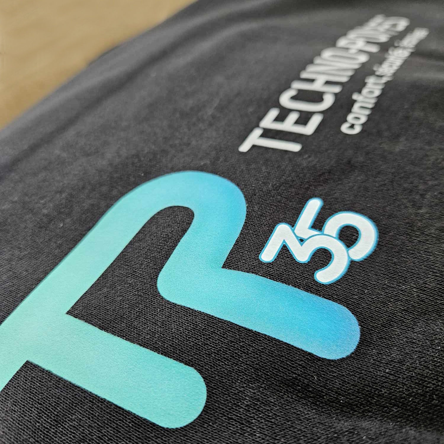 Transfert DTF sur vêtements pour Techno-Pompes